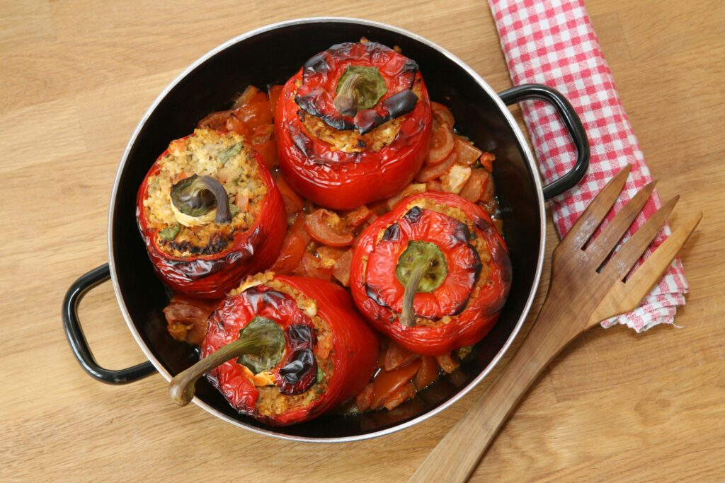 Gefüllte Paprika mit Bulgur und Paradeissauce