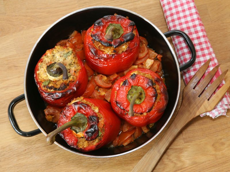 Gefüllte Paprika mit Bulgur und Paradeissauce