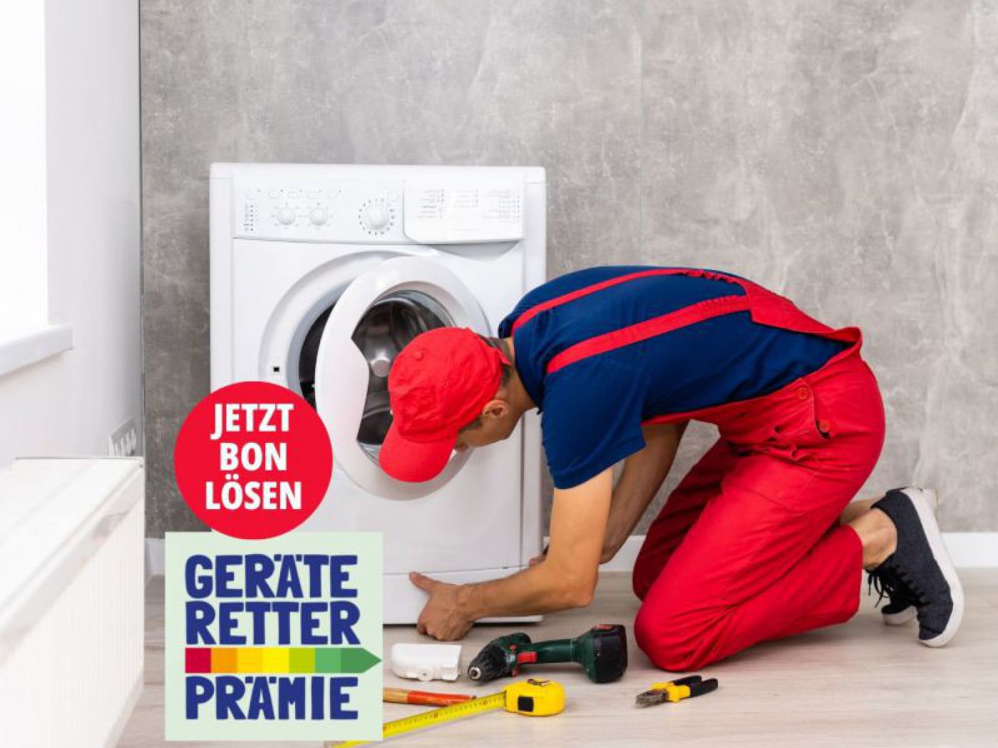 Mann repariert Waschmaschine
