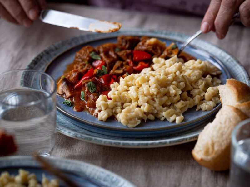 Gulasch mit Spätzle und Brot