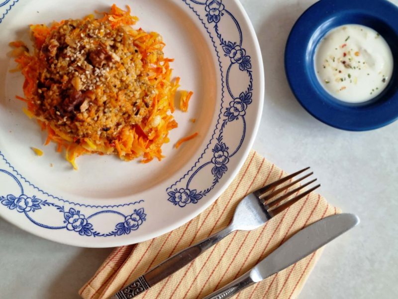 Hirselaibchen auf Karottensalat