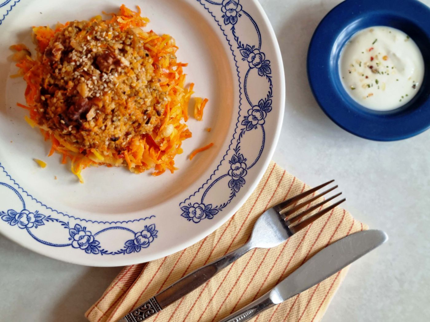 Hirselaibchen auf Karottensalat
