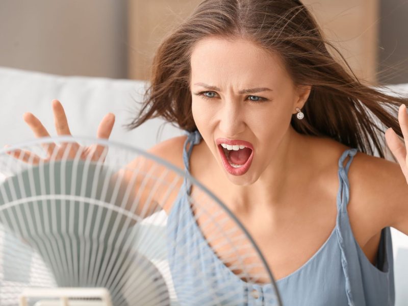 Frau schreib Ventilator an.