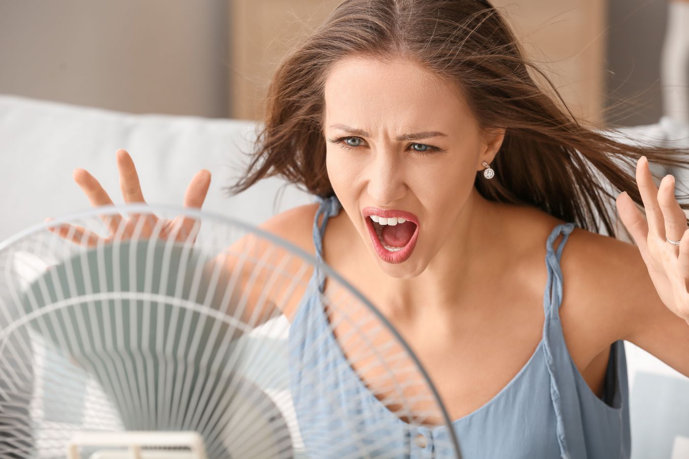 Frau schreib Ventilator an.
