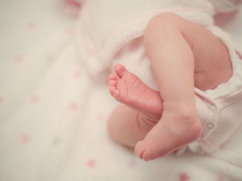 Baby in Windeln