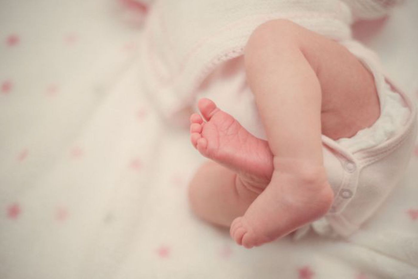 Baby in Windeln