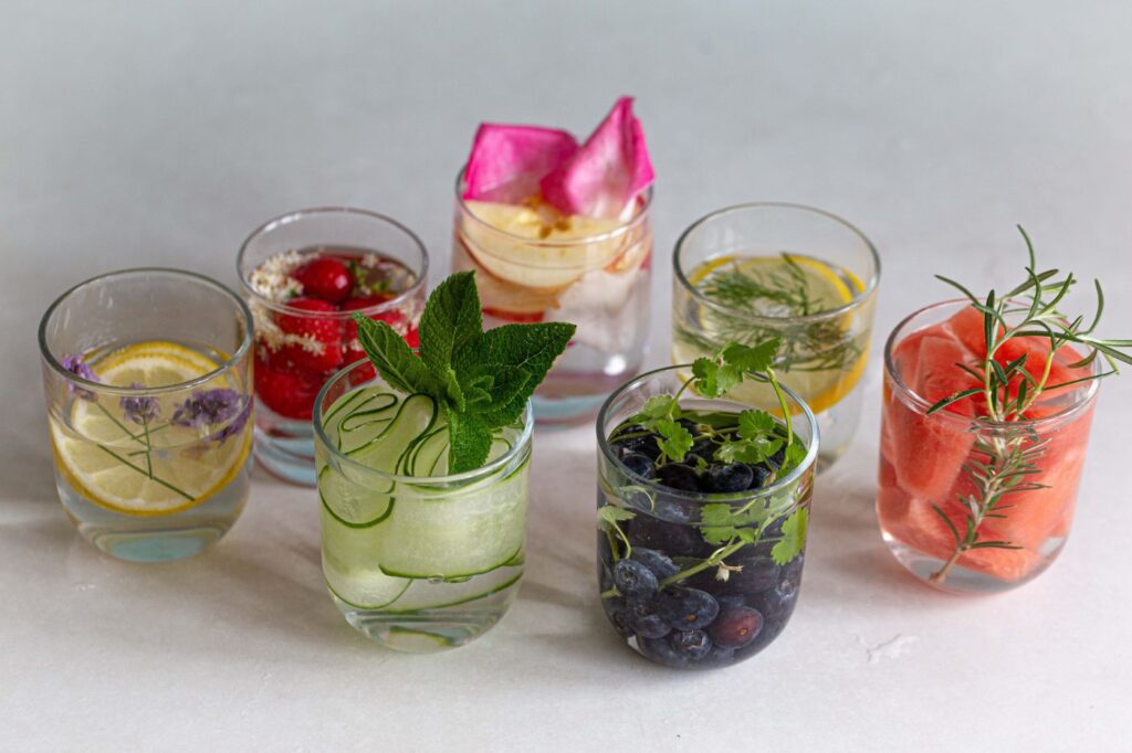 mehrere Gläser mit verschiedenen Infused Water