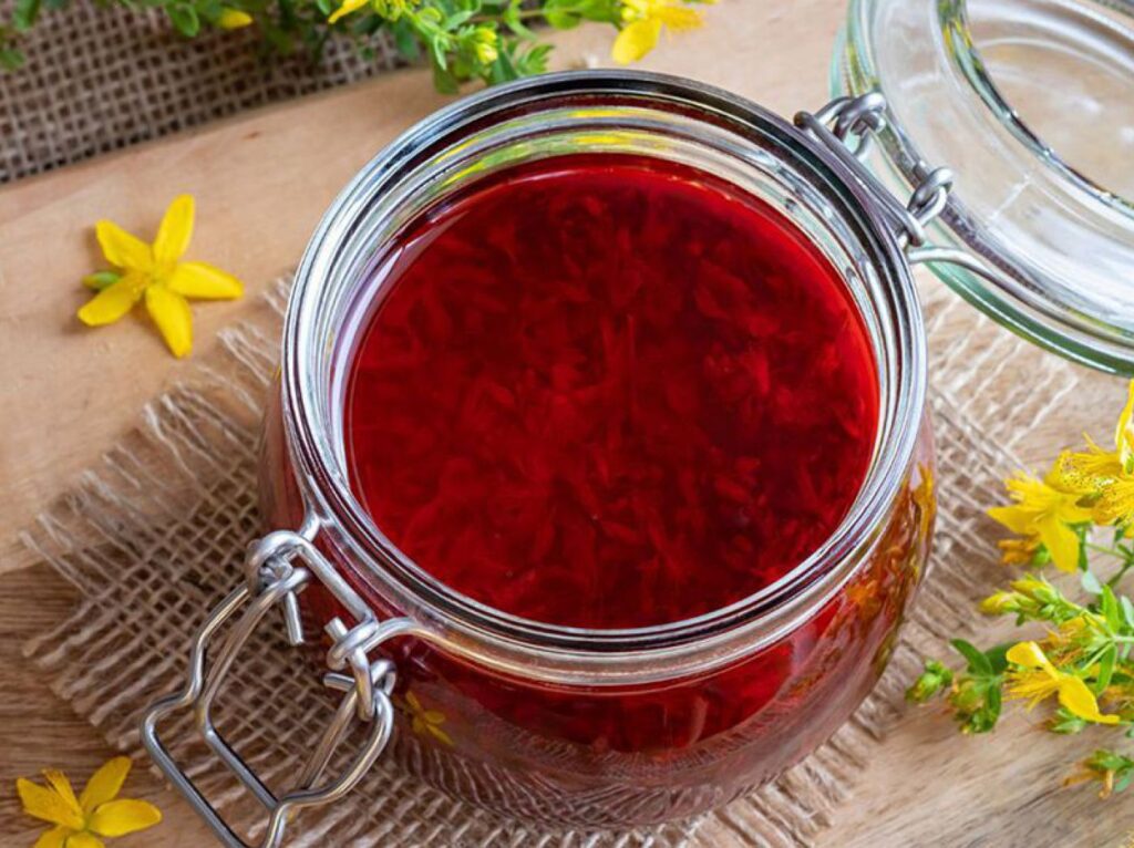 Johanniskraut-Oel hat eine rote Farbe