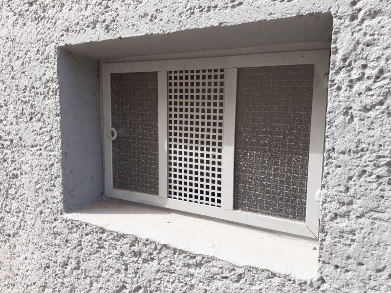 Geschlossenes Kellerfenster