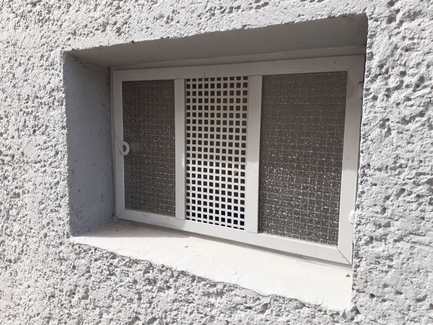 Geschlossenes Kellerfenster