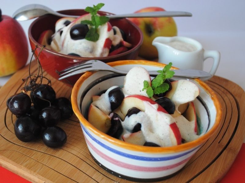 Kirsch-Apfelsalat mit Joghurtsauce