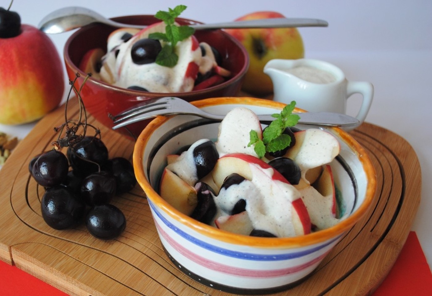 Kirsch-Apfelsalat mit Joghurtsauce