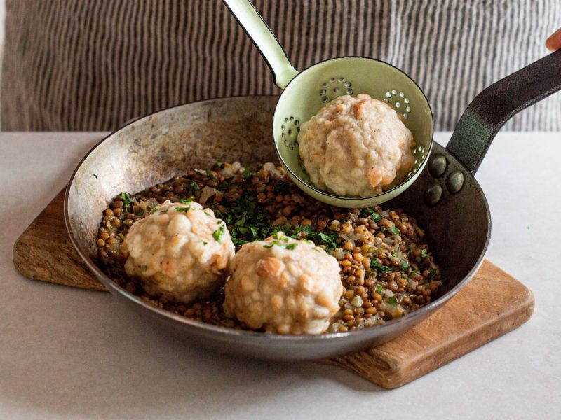 Pfanne mit drei Knödel und Linsen mit Petersilie