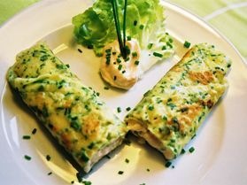 Kräuterpalatschinken mit Frischkäsefüllung