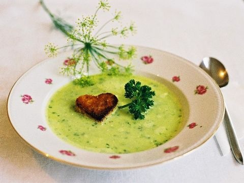 Kräutersuppe mit Brotherzen