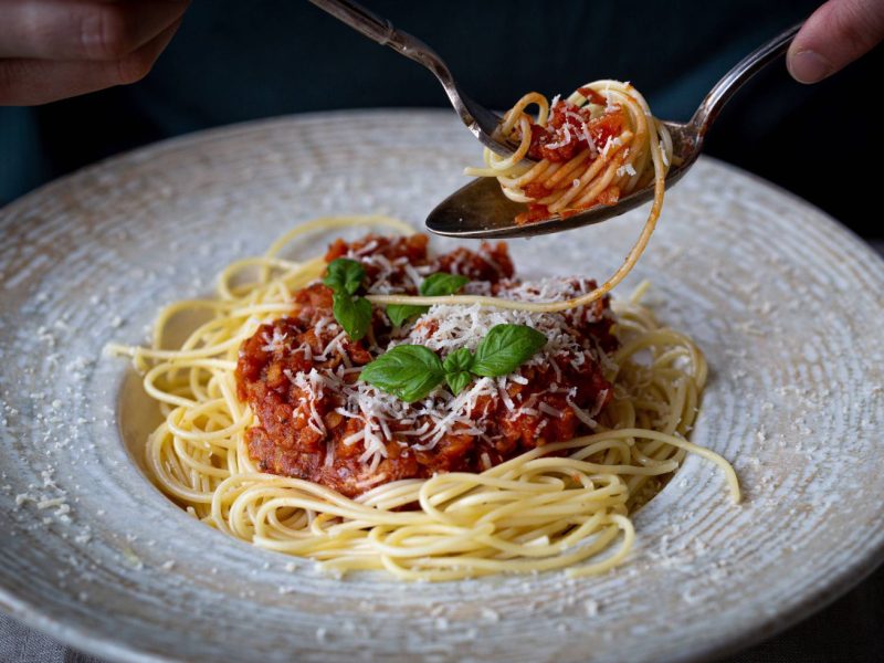 Linsenbolognese mit Basilikum und Parmesan