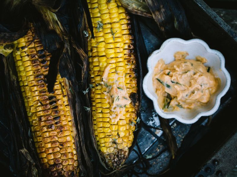 in den Blättern eingewicklte, gegrillte Maiskolben