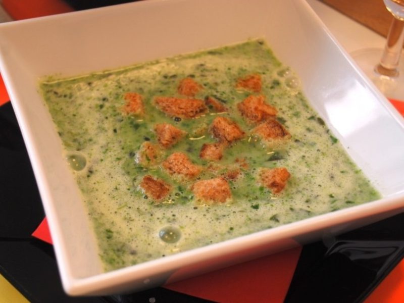 mangoldsuppe mit Vollkornbrotwürferln
