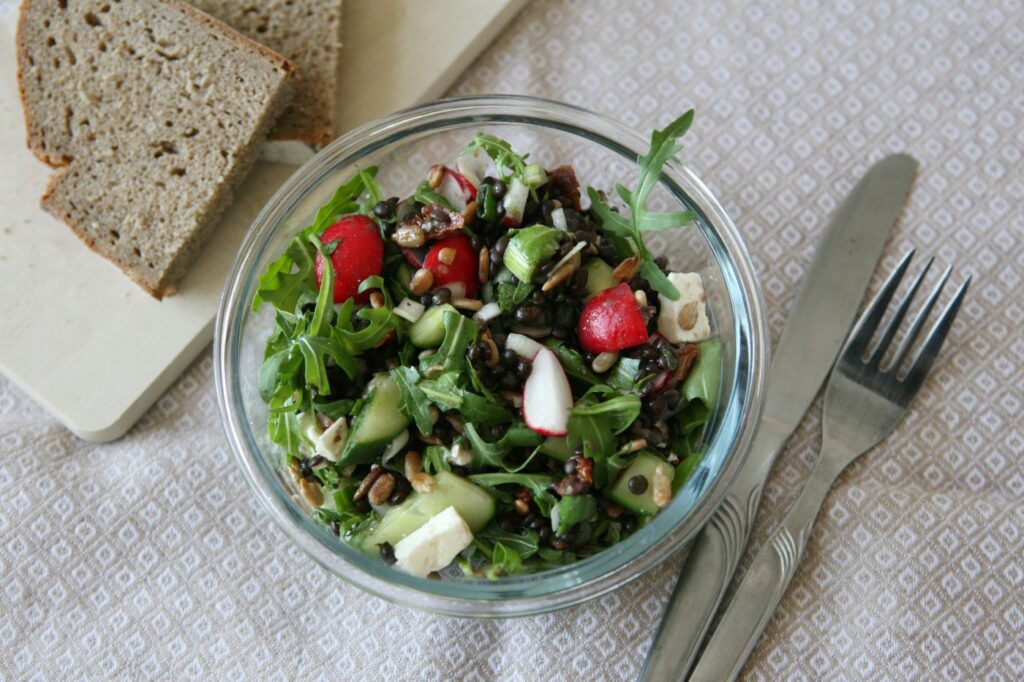 bunter Linsensalat mit Gedeck