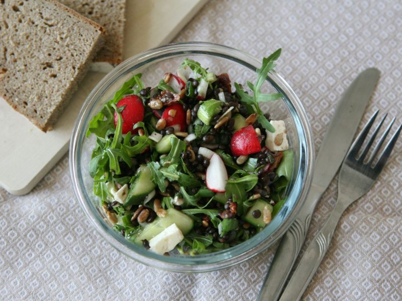 bunter Linsensalat mit Gedeck