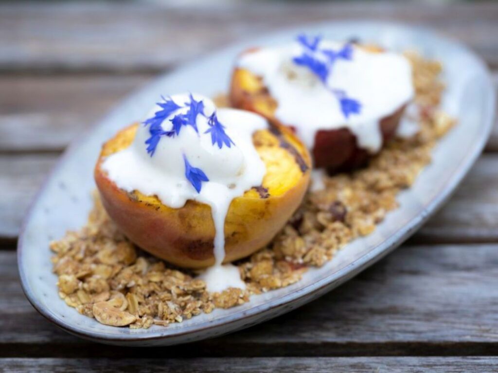 gegrillte Pfirisichhälften auf Teller