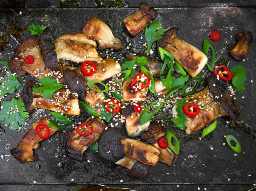 Gegrillte Pilze mit Chili und Jungzwiebel