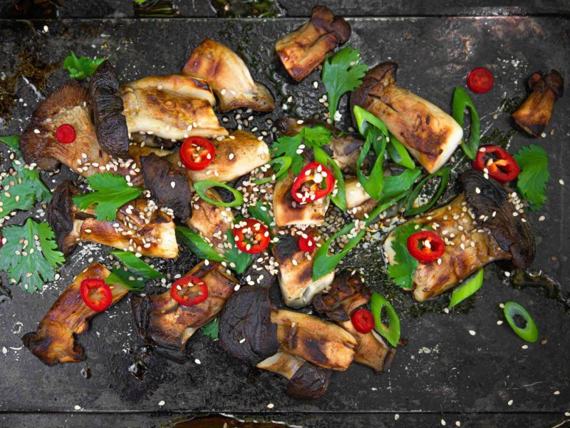 Gegrillte Pilze mit Chili und Jungzwiebel