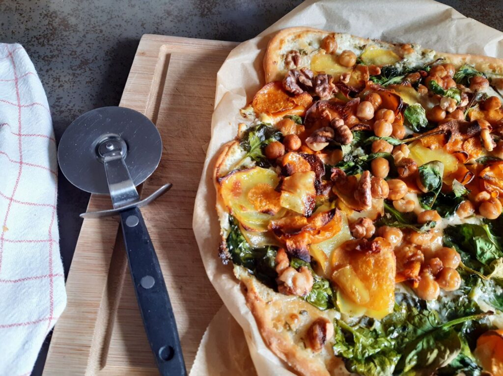 Pizza Bianco mit Kartoffeln und Spinat