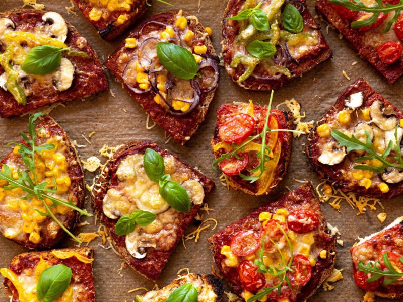 Belegte Pizzabrote mit Kräutern