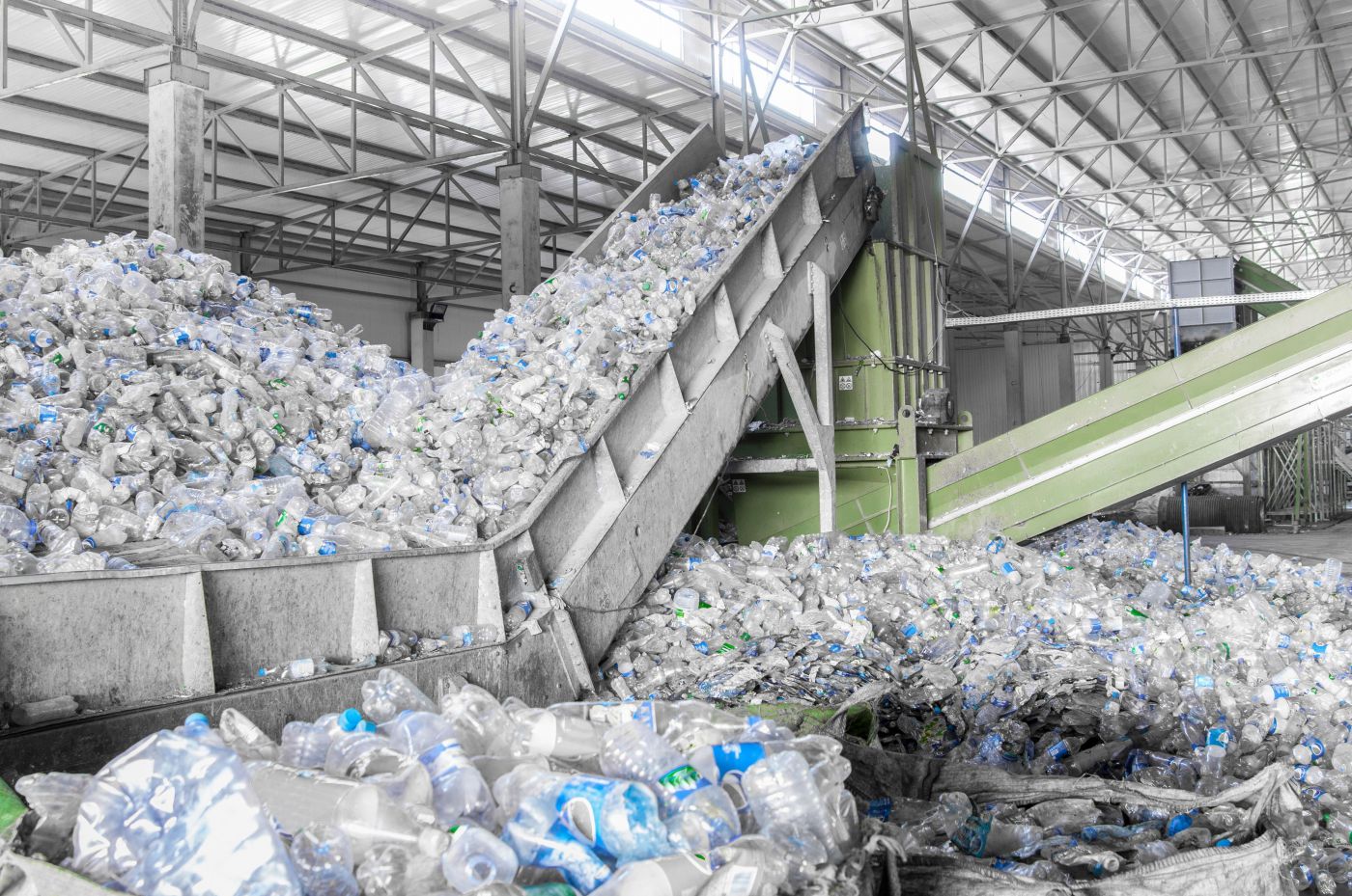 plastikflaschen-anlage_warloka79_adobestock_139350819