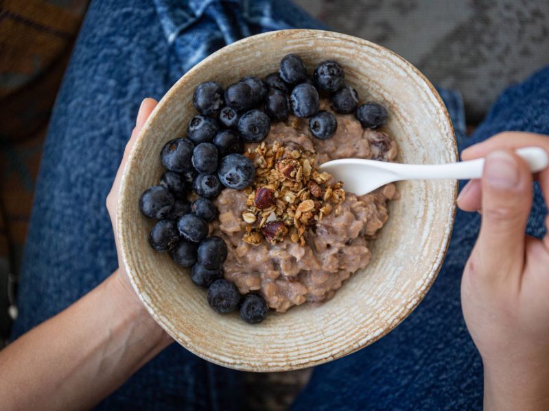 Porridge mit frischen Beeren