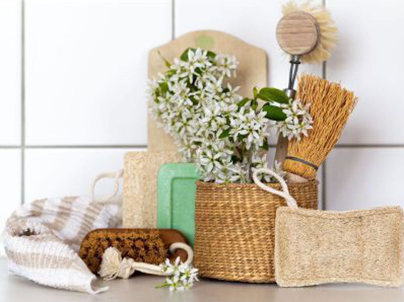 Bürsten, Tücher und andere Putzutensilien aus Holz und nachhaltigen Materialien