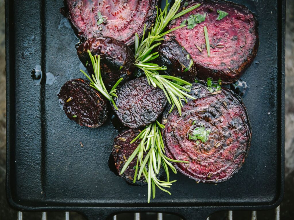 Gegrillte rote Rüben mit Rosmarin