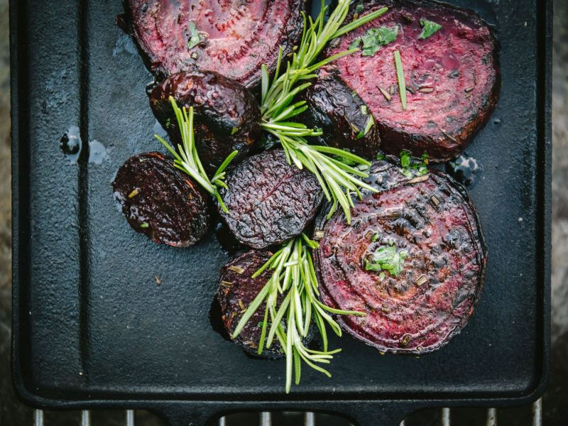 Gegrillte rote Rüben mit Rosmarin