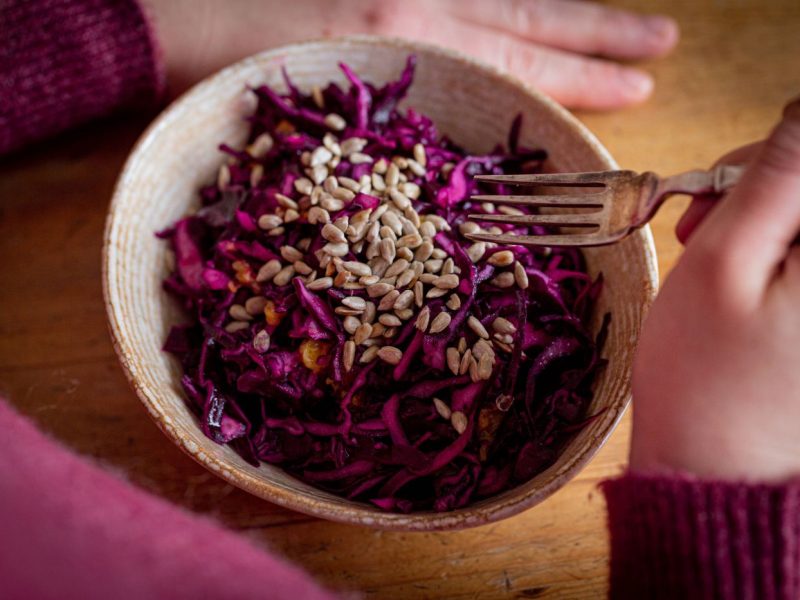 Rotkrautsalat mit Sonnenblumenkerne