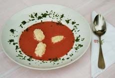 Rote Rübensuppe mit Krennockerl