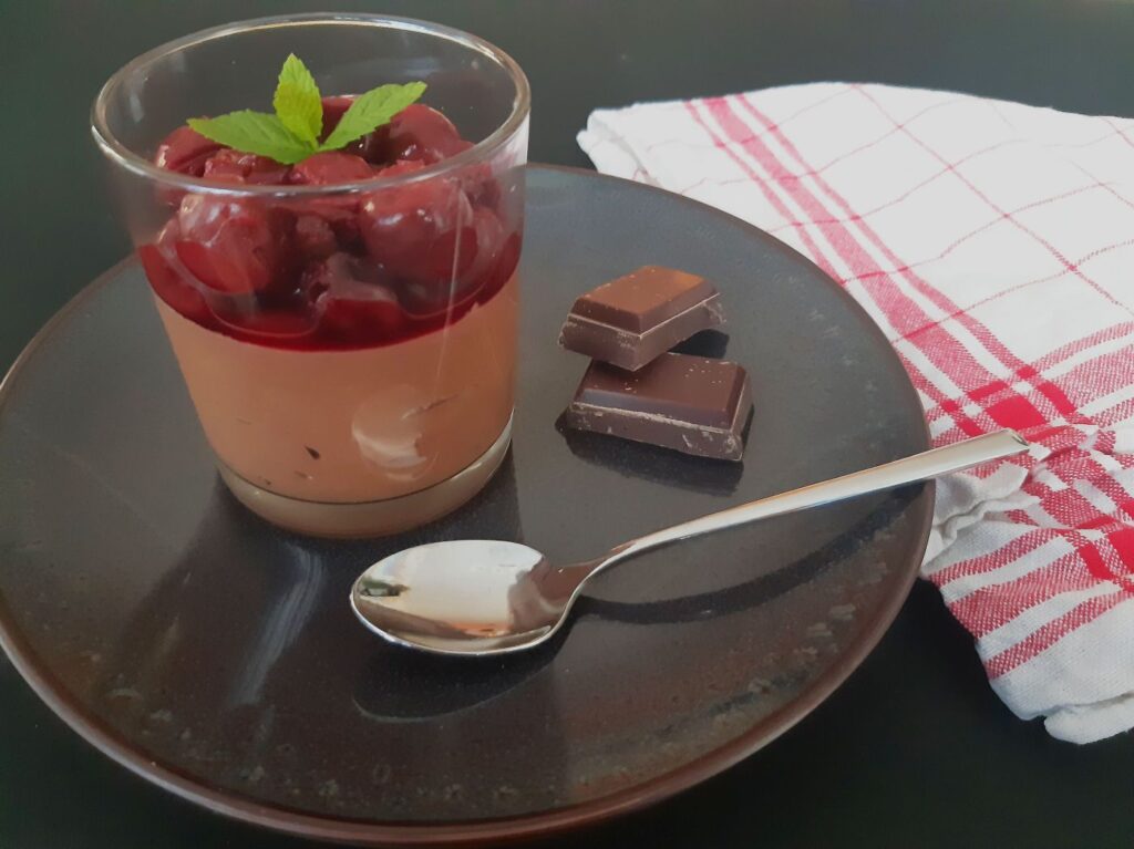 Schokomousse im Glas mit Kompott