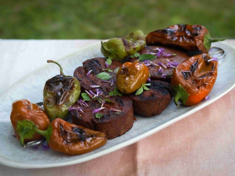 Gegrillte Seitan-Scheiben mit kleinen Paprikas