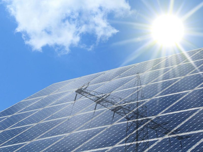 Solarpanel und Netzmasten