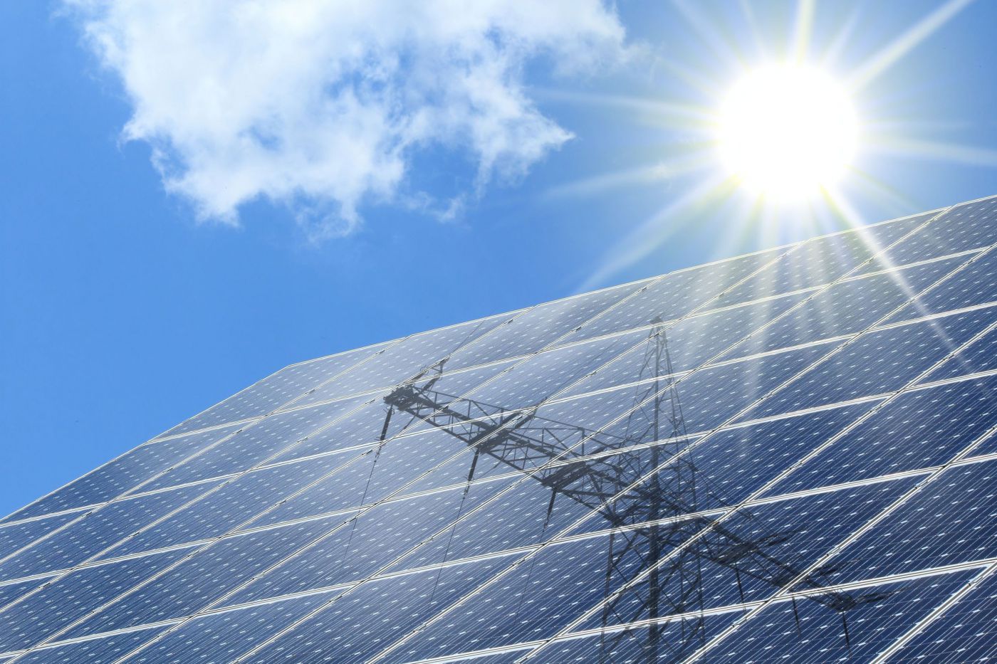 Solarpanel und Netzmasten