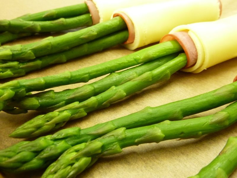 grüner Spargel mit Käse überbacken