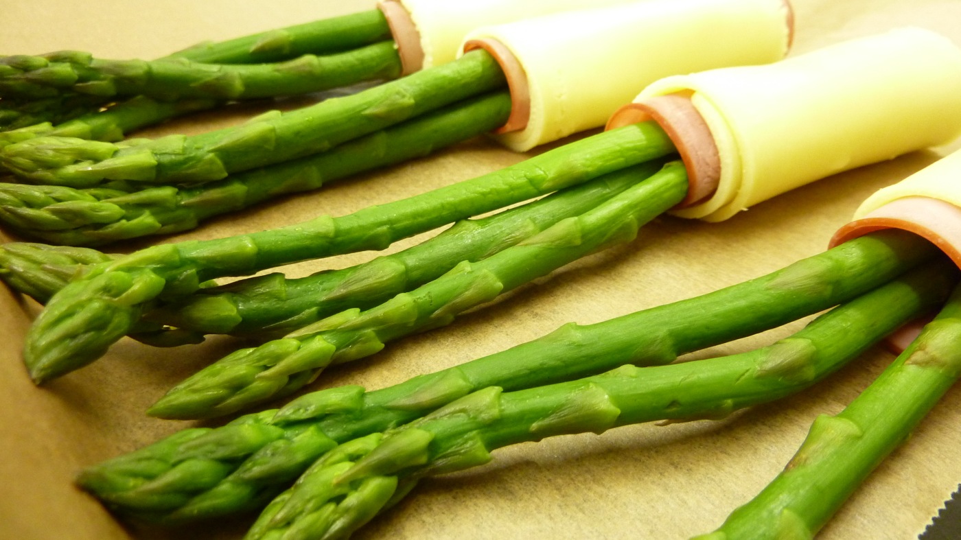 grüner Spargel mit Käse überbacken