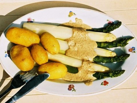 Spargel in Nuss-Sauce
