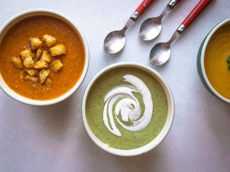Bunte Cremsuppe mit Brotcroutons