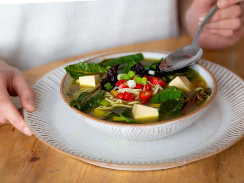 bunte, tibetische Suppe in weißer Schüssel