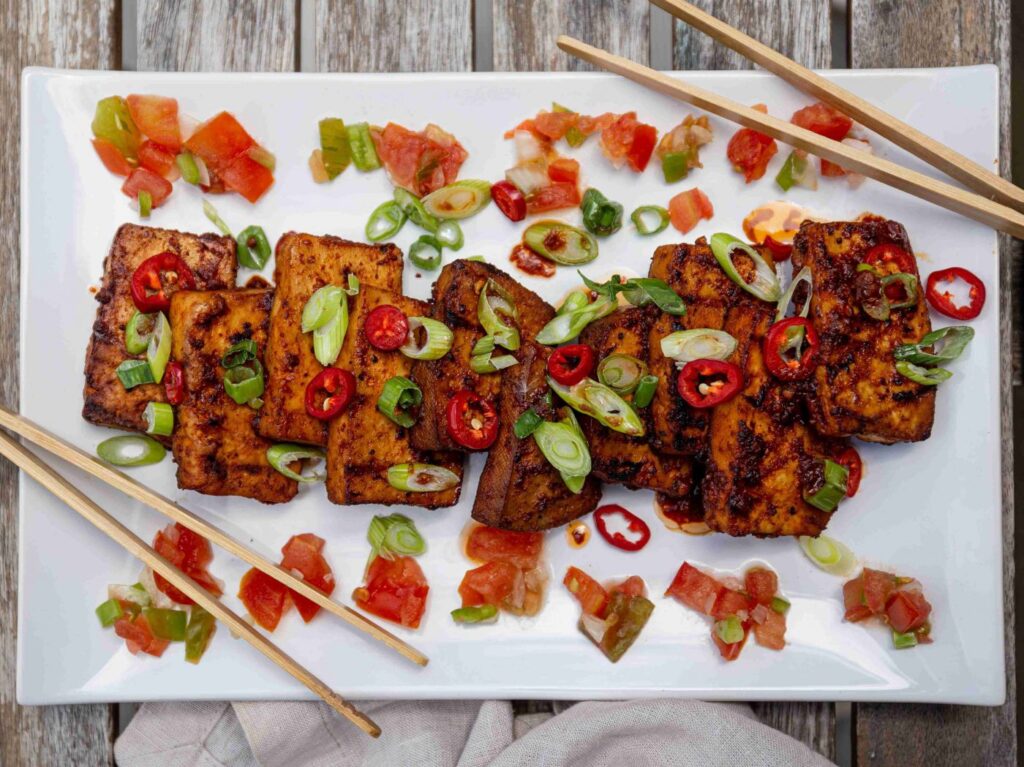 Gegrillter Tofu verziert mit Frühlingszwiebeln und Chilis