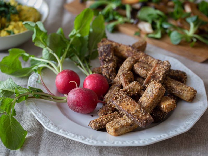 würzige Tofusticks in Sesampanier