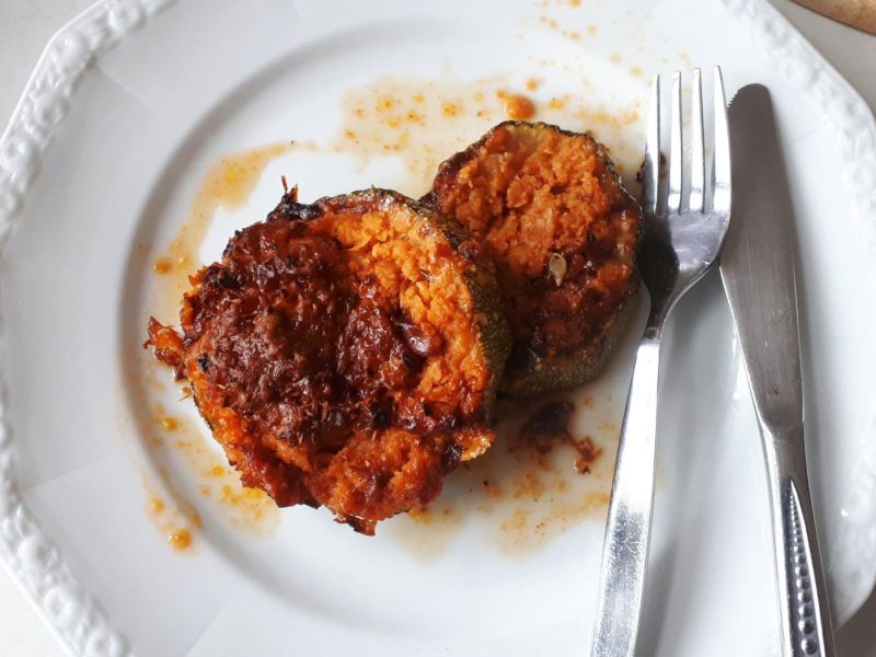 Überbackene Zucchini mit Kichererbsenfülle