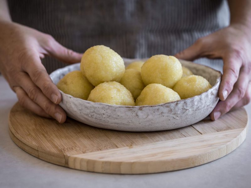 Erdäpfelknödel in einer hellen Schüssel