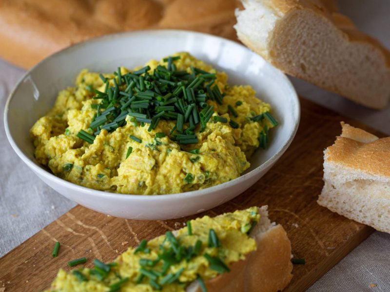 veganer Eieraufstrich mit Weißbrot